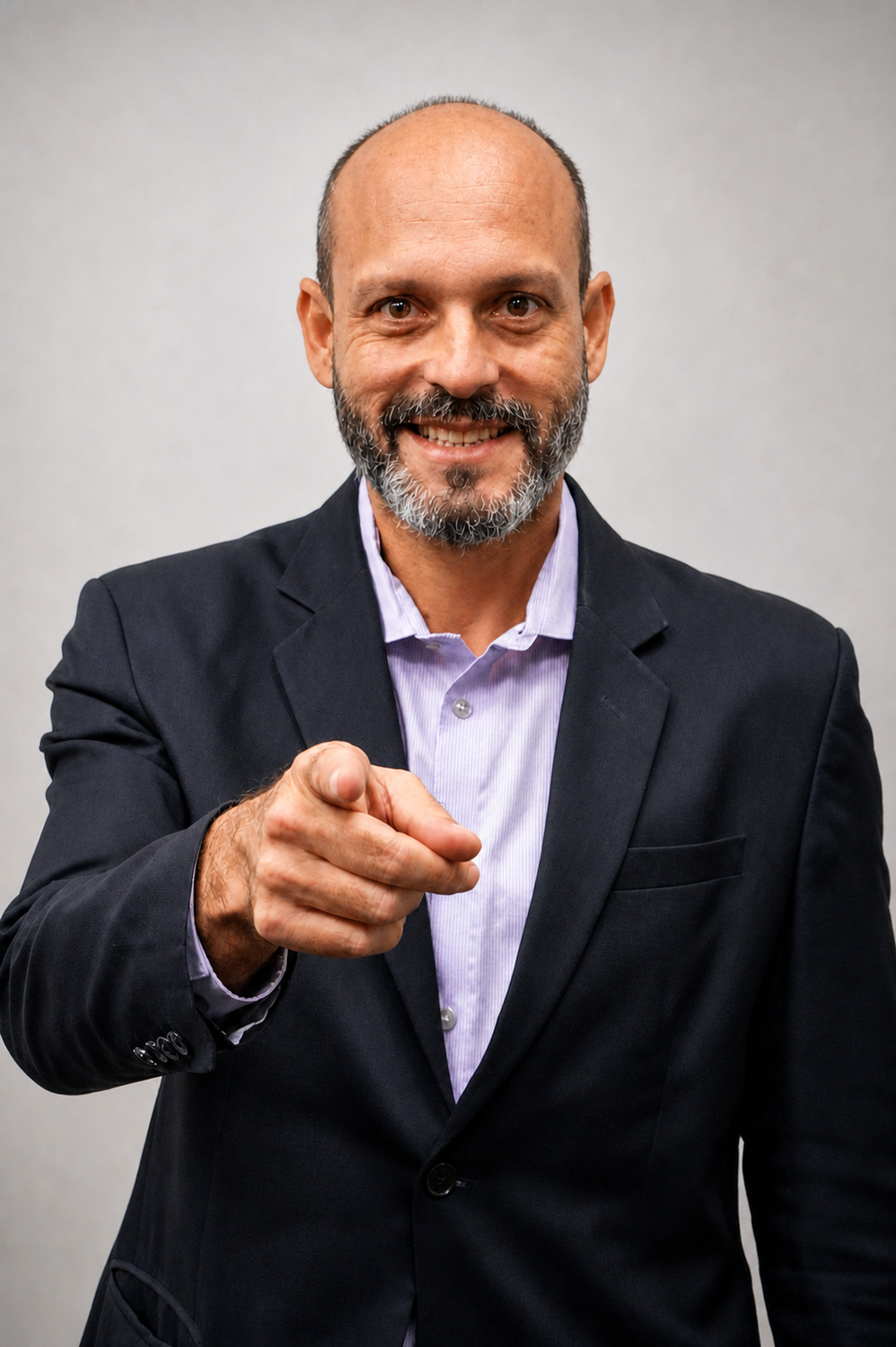 Dr. Marcelo sorrindo e apontando para quem vê a página